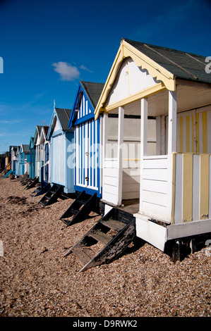 Lungomare viste che mostrano le cabine mare , sabbia, mare e cielo blu Foto Stock