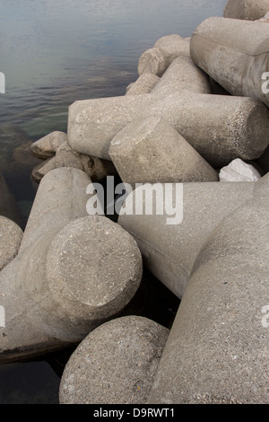 Di Cemento a forma di Y a blocchi utilizzato nella costruzione di frangiflutti del porto di Puerto Banus Spagna Foto Stock