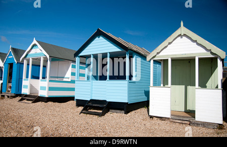 Lungomare viste che mostrano le cabine mare , sabbia, mare e cielo blu Foto Stock