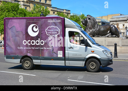 Ocado internet alimentare supermercato van consegna autista QR code on Side Making home drop off viaggi per shopping online clienti Londra Inghilterra UK Foto Stock