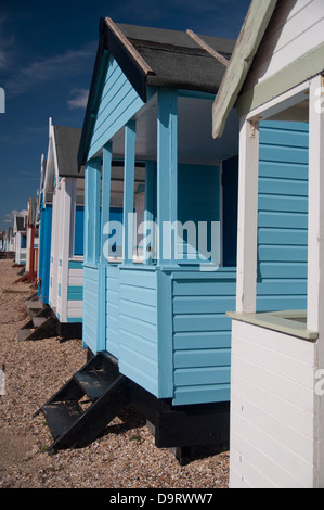 Lungomare viste che mostrano le cabine mare , sabbia, mare e cielo blu Foto Stock