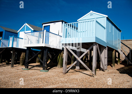 Lungomare viste che mostrano le cabine mare , sabbia, mare e cielo blu Foto Stock