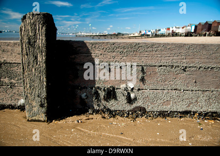 Lungomare viste che mostrano le cabine mare , sabbia, mare e cielo blu Foto Stock