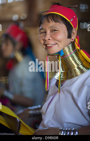 Un Padaung 'lungo collo' lady, Lago Inle, Myanmar (Birmania) Foto Stock