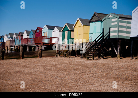 Lungomare viste che mostrano le cabine mare , sabbia, mare e cielo blu Foto Stock