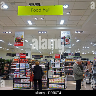 Il Food Hall in un Marks & Spencer store, REGNO UNITO Foto Stock