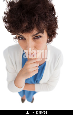 Sovraccarico di premurosa donna con mano toccando il suo mento Foto Stock