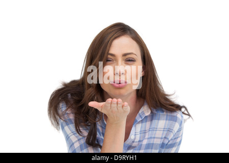 Carino donna soffia un bacio alla fotocamera Foto Stock