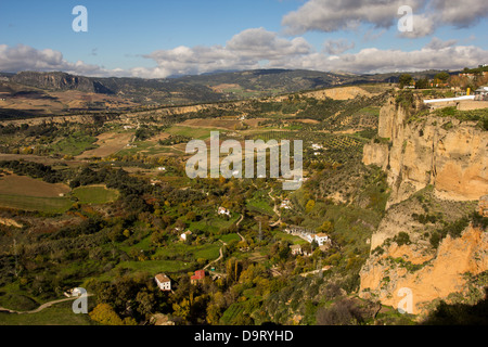 RONDA VISTA DA EL TAJO attraverso i campi sotto la gola a lontane colline Andalusia Spagna Foto Stock