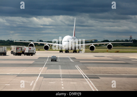Una compagnia aerea Emirates Airbus A380 in rullaggio a Manchester Airport Foto Stock