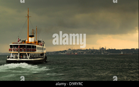 Un tipo di locali di trasporto - nave al Bosforo, Istanbul in tarda primavera del pomeriggio. Foto Stock