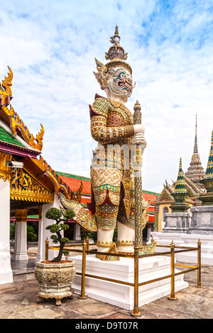 Un Yaksha, un Thai demone mitologico, in Wat Phra Kaew complesso tempio a Bangkok, in Thailandia. Foto Stock