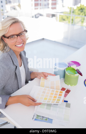 Blonde interior designer azienda grafici a colori Foto Stock