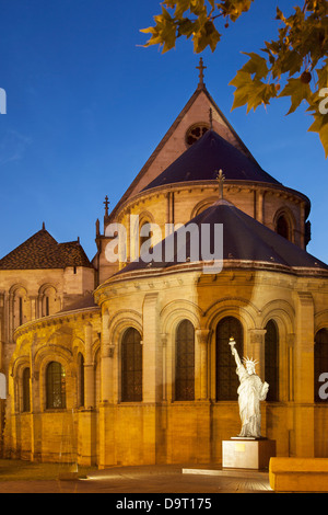 La Statua della libertà in miniatura si trova di fronte al Musee Arts et Metiers nel Marais, Parigi, Francia Foto Stock