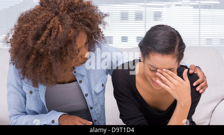 Triste donna che piange accanto al suo terapista Foto Stock