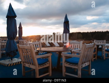 Tabelle nel bar all'aperto sulla poppa della nave da crociera Foto Stock