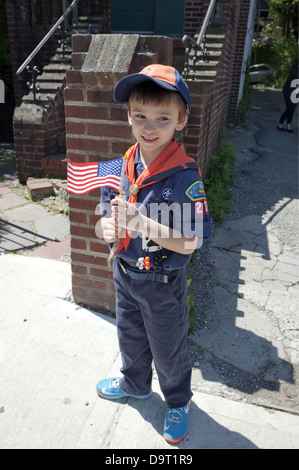 Cub Scout attende a marzo in re County Memorial Day Parade nel Bay Ridge Sezione di Brooklyn, NY, 27 maggio 2013. Foto Stock