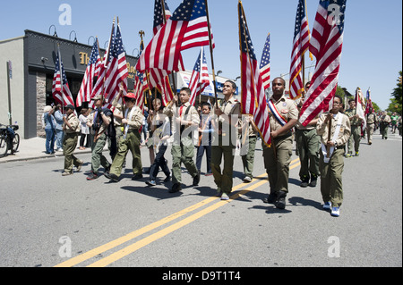 Boy Scout color guard marche in re County Memorial Day Parade nel Bay Ridge Sezione di Brooklyn, NY, 27 maggio 2013. Foto Stock