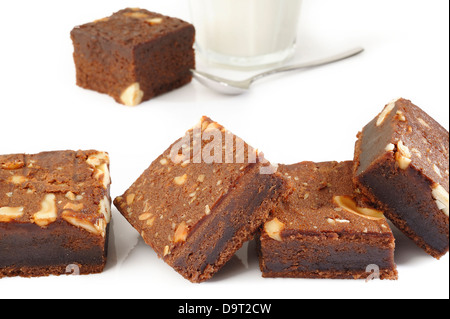 Brownie con noci di acagiù su sfondo bianco Foto Stock