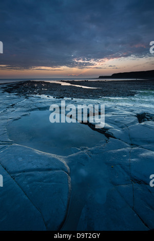 Kimmeridge Bay al crepuscolo, Jurassic Coast, Dorset, England, Regno Unito Foto Stock