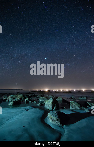 Una notte stellata con la costellazione di Orione sulla baia del Bengala da Ngapali, Rakhaing, Myanmar (Birmania) Foto Stock