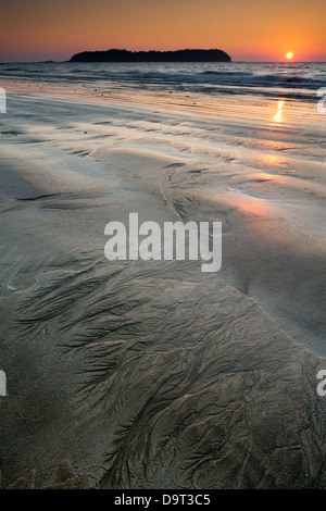 Modelli per la sabbia sulla spiaggia di Ngapali al crepuscolo, Rakhine, Myanmar (Birmania) Foto Stock