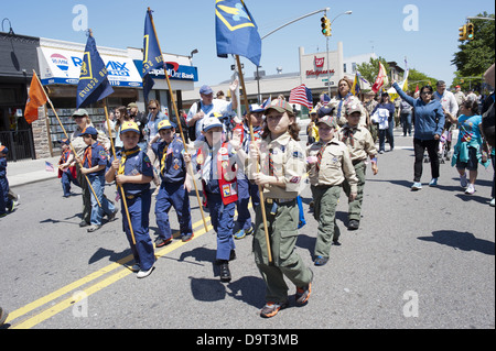 Boy Scout e Cub Scout marzo nel Kings County Memorial Day Parade nel Bay Ridge Sezione di Brooklyn, NY, 27 maggio 2013. Foto Stock