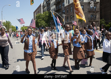 Brownie Girl Scouts marzo nel Kings County Memorial Day Parade nel Bay Ridge Sezione di Brooklyn, NY, 27 maggio 2013. Foto Stock