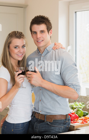 Coppia giovane tintinnanti bicchieri di vino Foto Stock