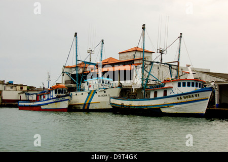 Attività di pesca i pescherecci con reti da traino e bellissimo resort a Cabo Frio,Brasile Foto Stock