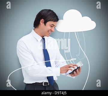 Imprenditore tenendo un computer tablet collegato al cloud computing Foto Stock