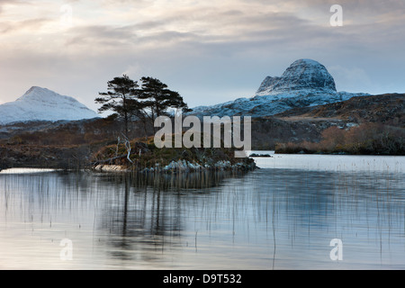 Loch Druim Suardalain con Mts Canisp & Suilven spolverato di neve Sutherland, Scotland, Regno Unito Foto Stock