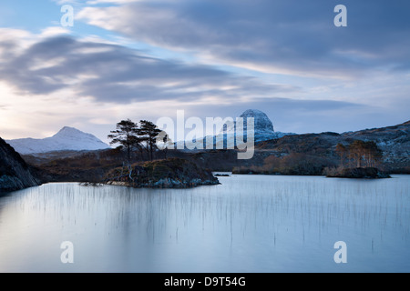 Loch Druim Suardalain con Mts Canisp & Suilven spolverato di neve Sutherland, Scotland, Regno Unito Foto Stock