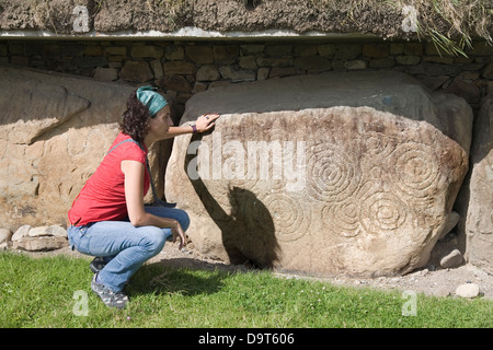 Arte megalitica Knowth passaggio tomba Brú na Bóinne. Contea di Meath, Irlanda Foto Stock