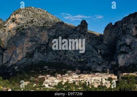 Moustiers-Sainte-Marie, Alpes-de-Haute-Provence, Francia Foto Stock