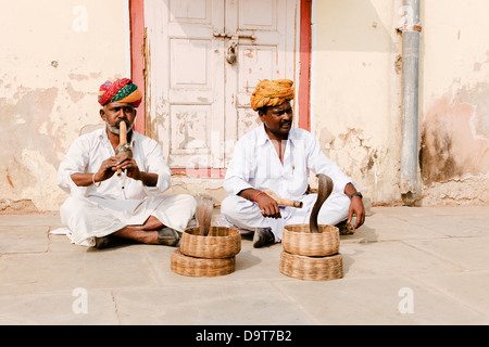 Incantatori di serpenti al di fuori del Palazzo Comunale e Museo a Jaipur, India. Foto Stock