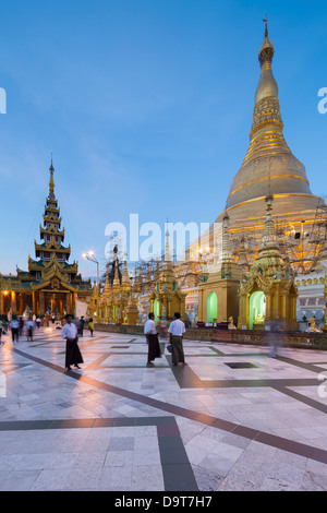 Shwedagon pagoda al crepuscolo, Yangon, Myanmar (Birmania) Foto Stock