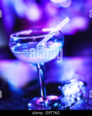 Congelati cocktail Margarita, bevanda alcolica nel bar, dolce gustoso booze in luce al neon nel pub, celebrazione di vacanza Foto Stock