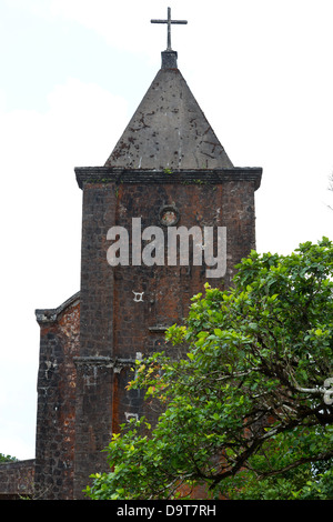 Le rovine della abbandonato la Chiesa cattolica sul Bokor Hill nella provincia di Kampot in Cambogia Foto Stock