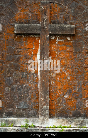 Crocifisso sul muro delle rovine della chiesa cattolica sul Bokor Hill nella provincia di Kampot in Cambogia Foto Stock