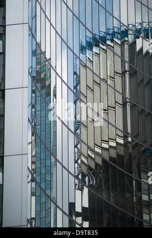 Riflessioni in la smaltatura della Willis edificio a 51 Lime Street nella città di Londra sul lato opposto di assicurazione di Lloyds Foto Stock