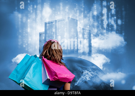 Ragazza con le borse della spesa guardando al server dati sulla parte superiore della massa Foto Stock