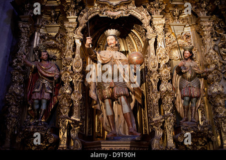 Saint Ferdinand affiancato da Saint Louis e Saint Hermenegild reredos nella cattedrale di Sevilla, Sevilla, Spagna. Foto Stock
