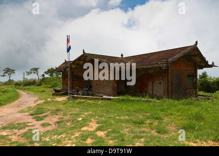 Vecchio francese abbandonato edificio coloniale sul Bokor Hill nella provincia di Kampot in Cambogia Foto Stock