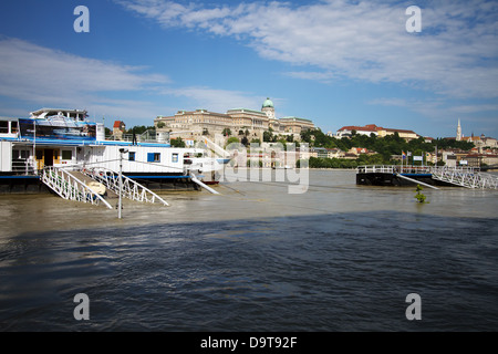 Il Fiume Danubio sul suo livello di picco a 891cm / 8.91m / 32.185ft a Budapest Ungheria nel giugno 2013. Foto Stock