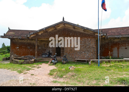 Vecchio francese abbandonato edificio coloniale sul Bokor Hill nella provincia di Kampot in Cambogia Foto Stock