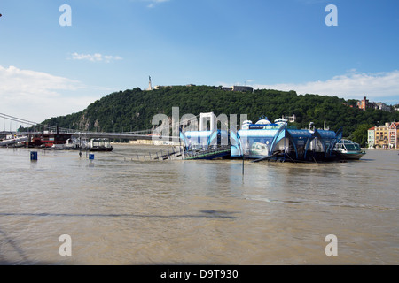 Il Fiume Danubio sul suo livello di picco a 891cm / 8.91m / 32.185ft a Budapest Ungheria nel giugno 2013. Foto Stock