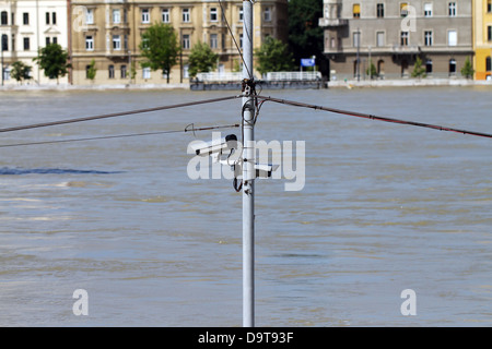 Il Fiume Danubio sul suo livello di picco a 891cm / 8.91m / 32.185ft a Budapest Ungheria nel giugno 2013. Foto Stock