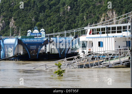 Il Fiume Danubio sul suo livello di picco a 891cm / 8.91m / 32.185ft a Budapest Ungheria nel giugno 2013. Foto Stock