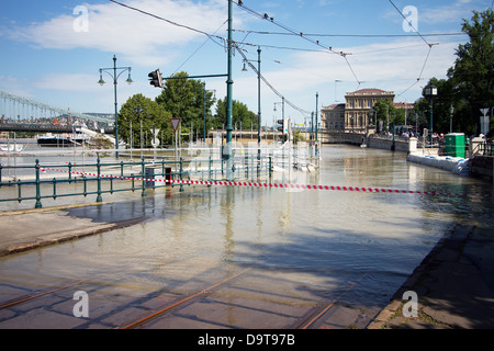 Il Fiume Danubio sul suo livello di picco a 891cm / 8.91m / 32.185ft a Budapest Ungheria nel giugno 2013. Foto Stock